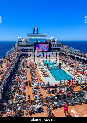 Nave da crociera MSC virtuosa che naviga sul Mare di Alboran nel Mediterraneo Foto Stock