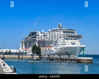 La MSC Virtuosa è ormeggiata al porto di Lisbona in Portogallo Foto Stock