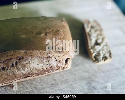 Pane di banana e noci appena fatto e ancora caldo, cucinato nella friggitrice ad aria per soli 30 minuti. Foto Stock