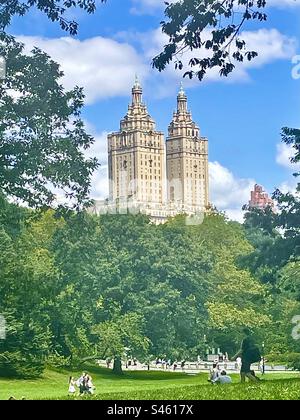 Vista del famoso edificio di San Remo nella parte superiore del West Side da Central Park a New York City Foto Stock