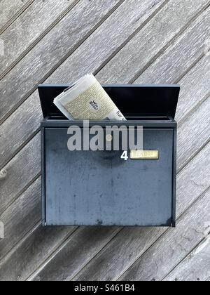Cassetta delle lettere con numero 4 e giornale all'interno. Germania Foto Stock