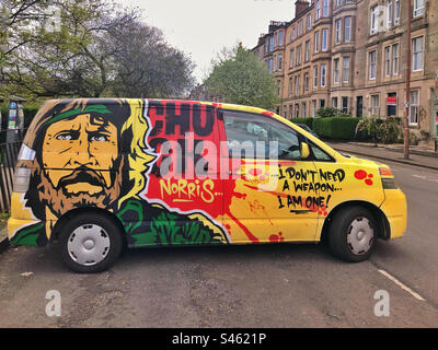 Chuck Norris van con l’iscrizione “non ho bisogno di un’arma…. Io sono uno". Edimburgo, Scozia, Regno Unito. Foto Stock