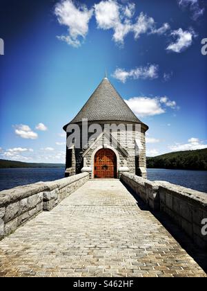 La diga di Saville a Barkhamsted, Connecticut, Stati Uniti. Vista del cancello superiore con il lago artificiale di Barkhamstead sullo sfondo. Struttura in pietra, costruita in granito e cemento. Bella, vecchia porta di legno. Foto Stock