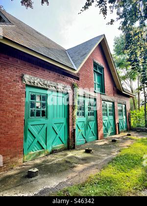 Vecchio fienile di mattoni rossi all'Harkness Memorial State Park di Waterford, Connecticut, USA. Cadute a pezzi e in rovina. Foto Stock