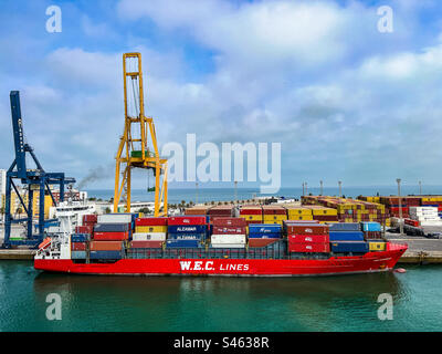 Nave portacontainer caricata di container nel porto di Cádiz in Spagna Foto Stock