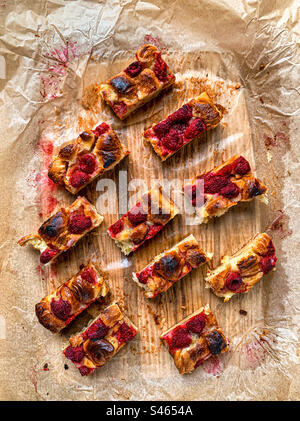 Vassoio croissant al lampone Foto Stock