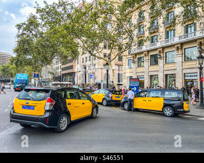 L'attesa del taxi di Barcellona è in cima a la Rambla Foto Stock