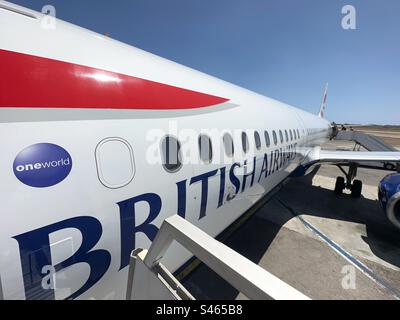 Luqa, Malta - 7 agosto 2023: Lato di un jet Airbus della British Airways all'aeroporto dell'isola Foto Stock