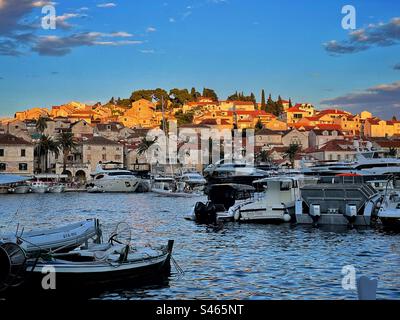 Nel tardo pomeriggio il sole sui tetti della città di Hvar dal porto, Hvar, Croazia. Foto Stock