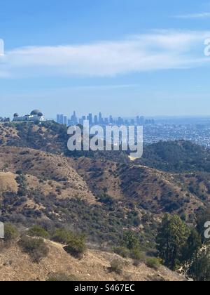 Vista panoramica dell'Osservatorio Griffith e dello skyline di Los Angeles dalla prova per escursioni a Griffith Park. Foto Stock