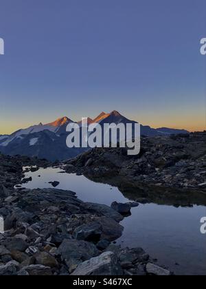 Alba sulle montagne del lago Foto Stock
