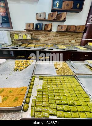 Dessert di pasticceria palestinese al Palace Sweets, Betlemme, Palestina. Foto Stock