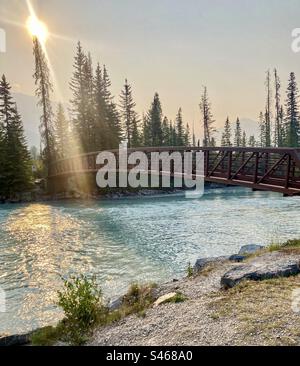 Passerella al sole mattutino sul fiume Kootenay nel Kootenay National Park, Alberta, Canada. Foto Stock