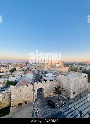 Una vista della porta nuova e del quartiere cristiano nella città vecchia di Gerusalemme, Israele. Foto Stock