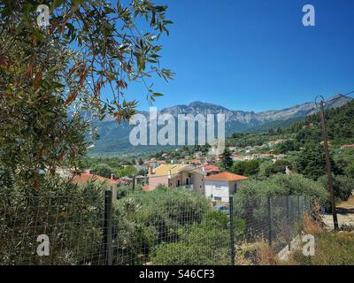 Ammira la città di Golden Beach con le montagne e gli alberi verdi sull'isola di Thassos in Grecia. Foto Stock