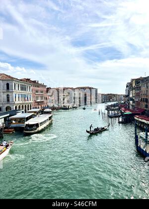 Canal grande a Venezia, vista dal Ponte di Rialto Foto Stock