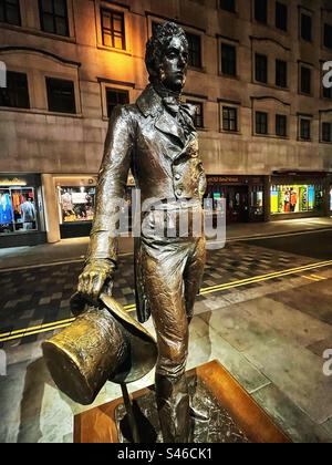 Statua di Beau Brummell a Jermyn Street, Londra - una figura importante nella storia della Reggenza. Scultore: Irena Sedlecka vista di notte Foto Stock