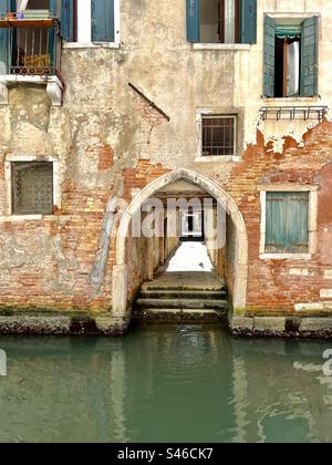 Nei pressi del Ponte Ubaldo belli Ga'san felice, sul Rio di San felice canale, si trova un'entrata ad arco che conduce a Calle del Frutarol detta de la Malvasia, Venezia Foto Stock