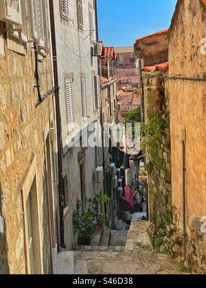 Stretta strada nella città vecchia di Dubrovnik. Foto Stock