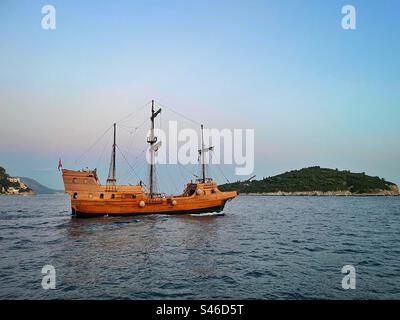Galeone in stile antico pirata (stile Game of Thrones), chiamato Tirena, appena fuori dal centro storico di Dubrovnik, Croazia. Foto Stock