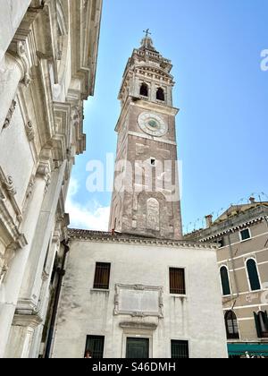 Il Campanile in stile barocco di Santa Maria Formosa domina il cielo, il quartiere Castello, Venezia Foto Stock