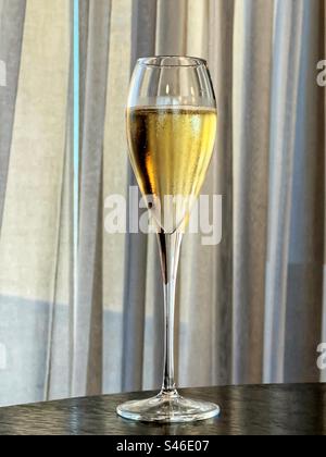 Bicchiere di champagne ghiacciato su un tavolo in un hotel Foto Stock