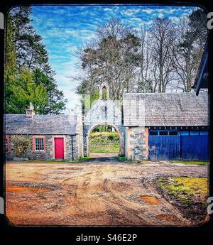 Edificio agricolo con orologio e fango. Foto Stock