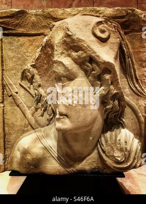 Petra Jordan una scultura in pietra calcarea danneggiata di Ares, il dio greco della guerra, trovata nell'antica città di Petra in Giordania, in mostra al Museo Petra Foto Stock