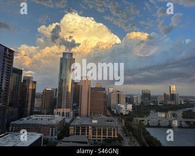 Cumulus nuvola su Austin, lo skyline del Texas al tramonto con il lago Ladybird e il ponte Congress Street. Foto Stock