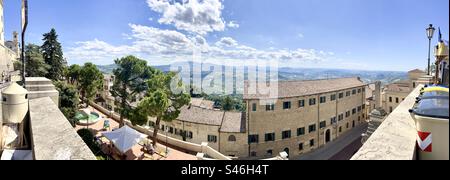 Vista panoramica dalla città di San Marino che si affaccia sugli edifici e sulla Repubblica di San Marino e sui monti Appennini Foto Stock