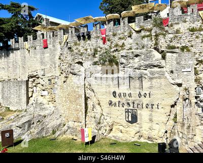 Teatro all'aperto Cava dei Balestrieri adornato con bandiere per una festa medievale in estate, nella Repubblica di San Marino Foto Stock