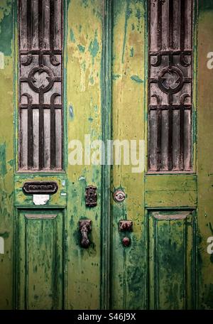Vecchio sportello verde con vernice per il distacco Foto Stock