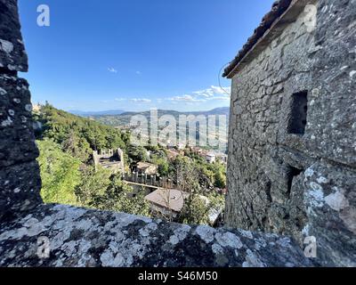 Vista dalla fortezza di prima Torre-la Rocca-Guaita nella Repubblica di San Marino Foto Stock