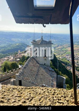 Vista della torre dalla finestra aperta di un'altra torre nella fortezza di Guaita Foto Stock