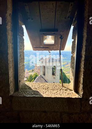 Maestosa vista della torre nella fortezza di Guaita Foto Stock