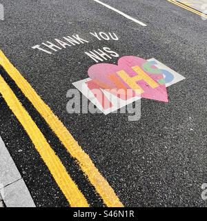 NHS Grazie dipinto in strada a Rayners Park Londra Foto Stock