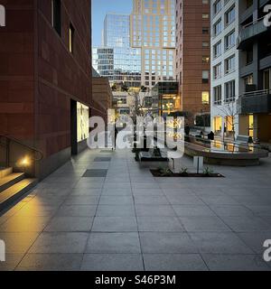 LOS ANGELES, CA, FEB 2023: Persone non identificate che camminano attraverso l'area pedonale accanto al Museum of Contemporary Art in Downtown, prima serata, tardo pomeriggio Foto Stock