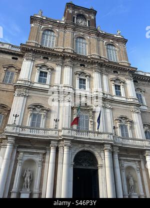 Primo piano della facciata della torre centrale e dell'ingresso di Palazzo Ducale a Modena Foto Stock