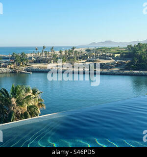 Giugno 2023, vista nel tardo pomeriggio dalla piscina infinity sul tetto, Hotel El Ganzo, la Playa, San Jose del Cabo, Los Cabos, Baja California Sur, Messico Foto Stock