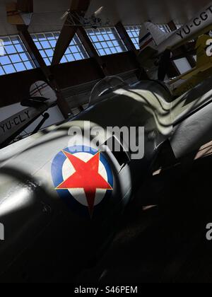 Roundel della Jugoslavia su un aereo al museo Nikola Tesla di Zagabria Foto Stock