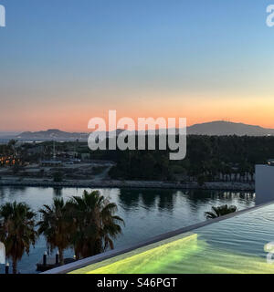 Giugno 2023, vista del tramonto dalla piscina sul tetto, Hotel El Ganzo, la Playa, San Jose del Cabo, Los Cabos, Baja California Sur, Messico Foto Stock