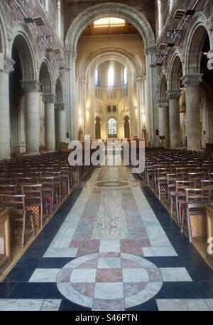 La nave di St. Anne's Church of Ireland Cathedral a Belfast, Irlanda del Nord. Costruita in sezioni tra il 1924 e il 1974, nel 2007 è stata aggiunta una guglia in acciaio inox. Può essere illuminato di notte. Foto Stock