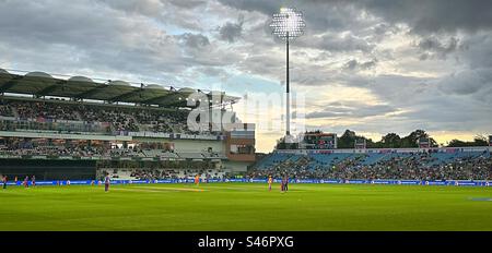 I Northern Superchargers Adil Rashid organizzano il suo campo prima di giocare a bowling davanti alla folla di casa. The Hundred - 3.8.23 - Headingley Stadium, Leeds, Yorkshire County Cricket Club. Foto Stock