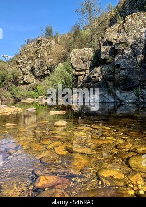Spiaggia del fiume Penedo Furado, Vila de Rei, Portogallo Foto Stock