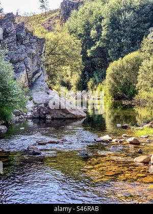 Spiaggia del fiume Penedo Furado, Vila de Rei, Portogallo Foto Stock