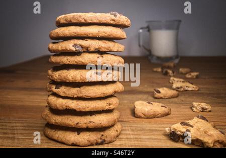 Pila di biscotti e latte Foto Stock