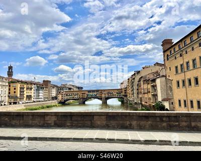 Ponte Vecchio fiancheggiato da edifici e negozi sull'Arno a Firenze. Vista dal Ponte Santa Trinita. Foto Stock