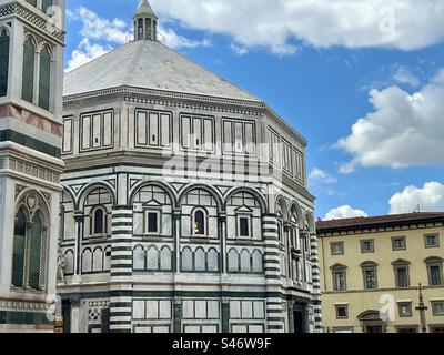 Incredibile architettura gotica sulla Cattedrale di Santa Maria del Fiore a Firenze, Italia. Foto Stock