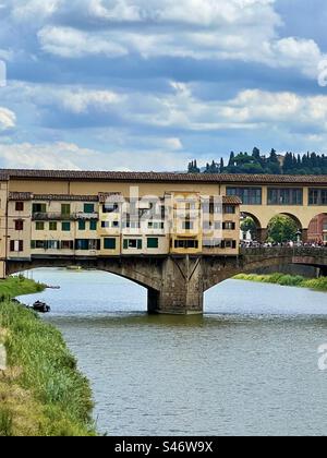 Ponte Vecchio, con edifici e negozi, è il ponte più antico che attraversa il fiume Arno a Firenze, Italia. Foto Stock