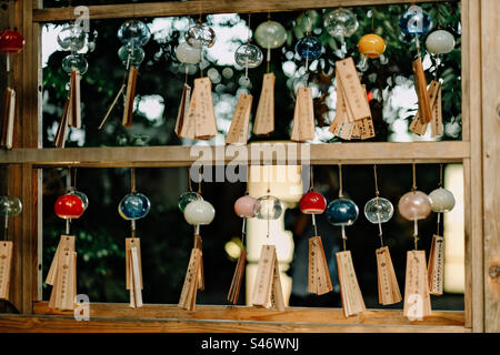 I camini del vento di vetro sono appesi con cartellini in legno al Santuario di Hikawa nella città di Kawagoe, Giappone Foto Stock